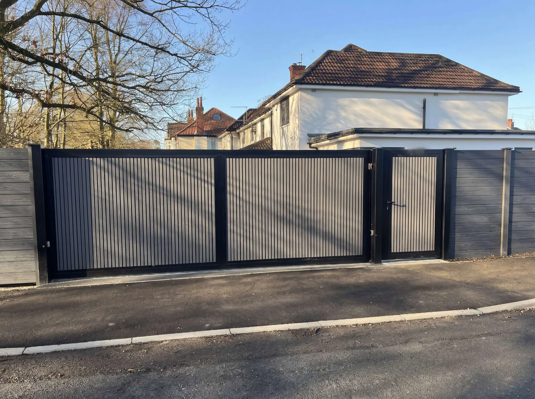 Manual gates combining a corrugated panel with a slatted top